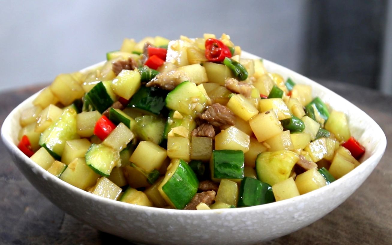 土豆和黄瓜这样做太好吃了,招待客人特别有面子,比红烧肉还解馋