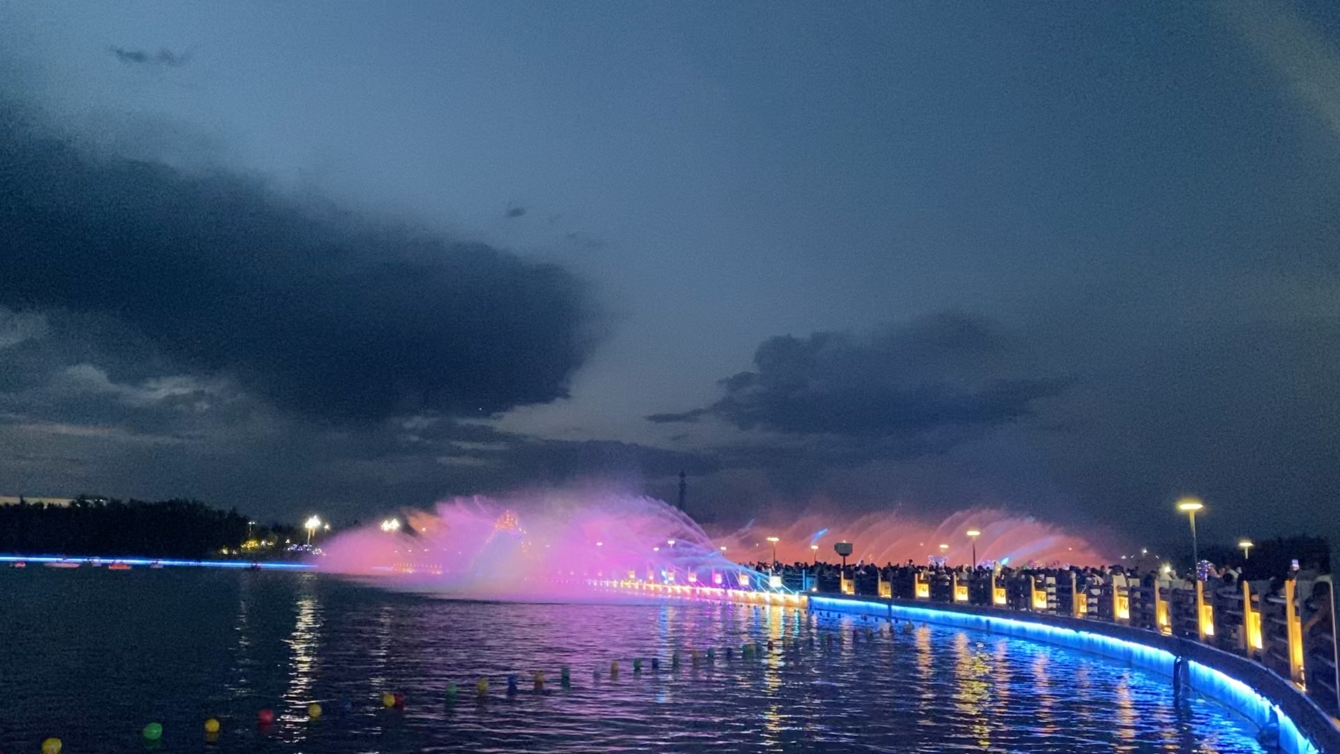 蝶湖公园夜景图片