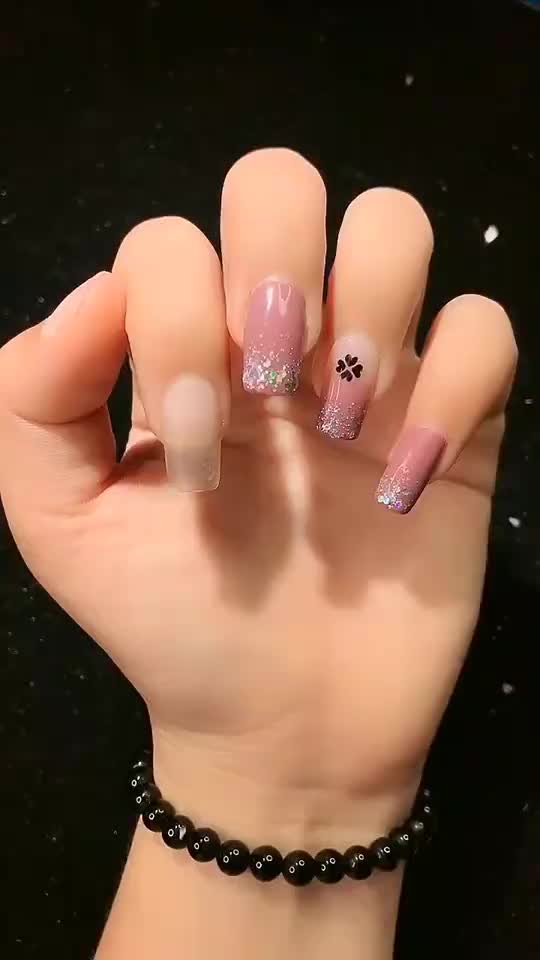 紫色渐变四叶草美甲