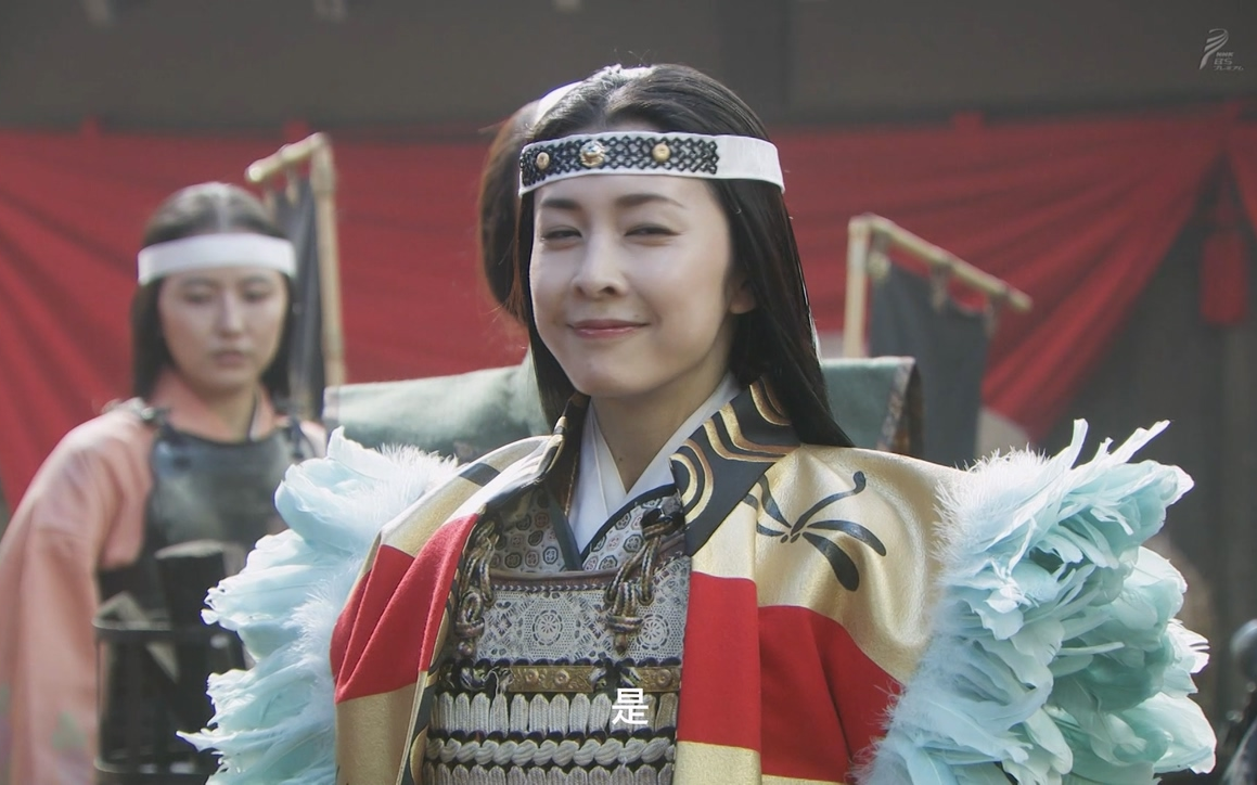 真田丸--大阪冬之阵33-茶茶夫人穿上秀吉的盔甲前线视察鼓舞士气