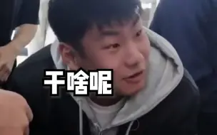 Video herunterladen: 心肺复苏实操对假人“急救”，男生一秒带入家属身份，痛哭流涕，网友：他是不是报错了专业……