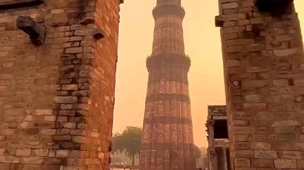 Qutub Minar 库特卜塔是印度重要的历史古迹.它是世界上最高的砖砌尖塔.库塔布丁艾巴克于 12 世纪发起了库图卜塔 的建造.库特卜塔高 72.5 米.哔哩...