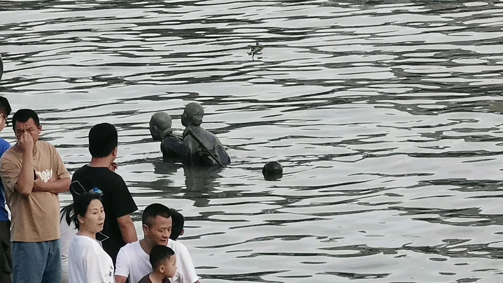 芜湖水情: 一家三口深陷洪水!水深快12米了.(20240630拍摄)哔哩哔哩bilibili