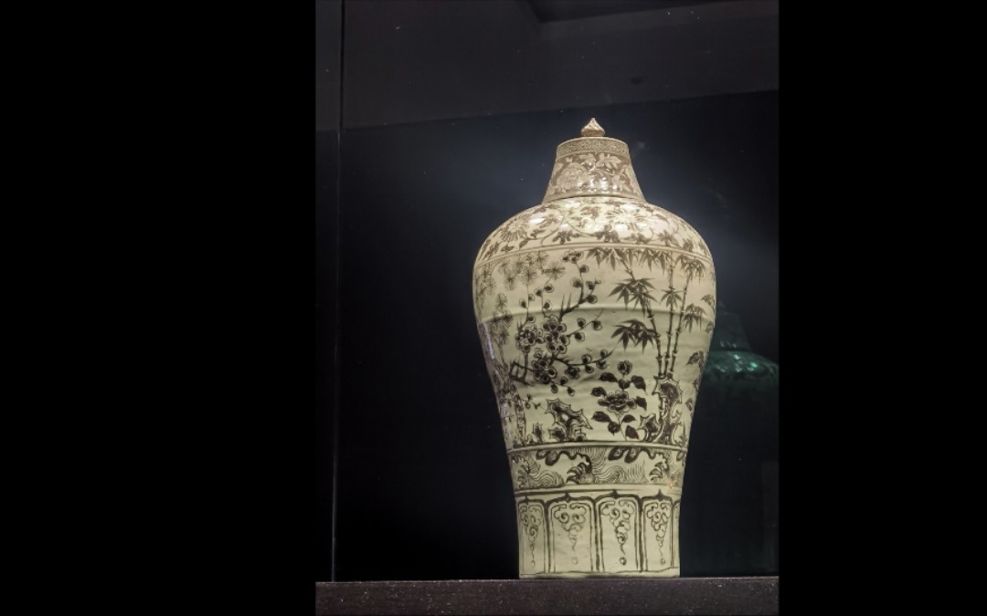 【镇馆之宝】|【南京博物院】明洪武釉里红岁寒三友纹梅瓶 360度_哔哩