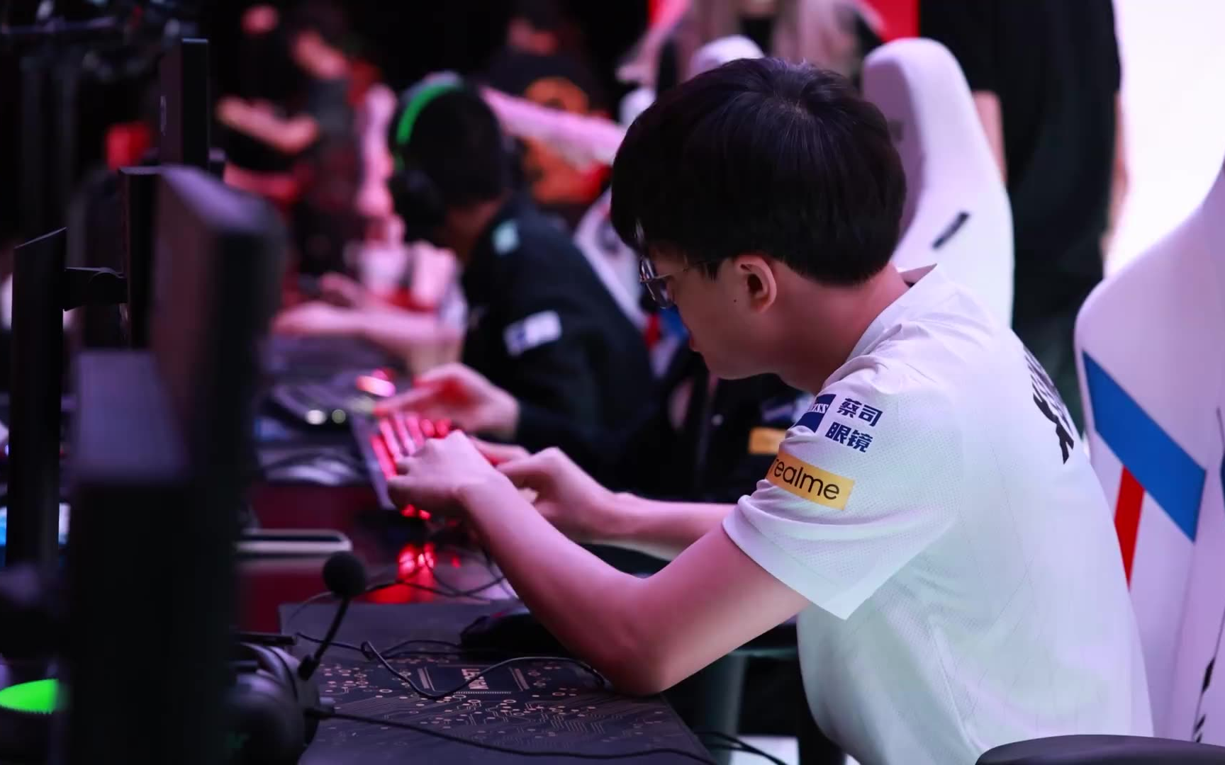 【赛前花絮】ig-lucas:掏出我的粉键盘