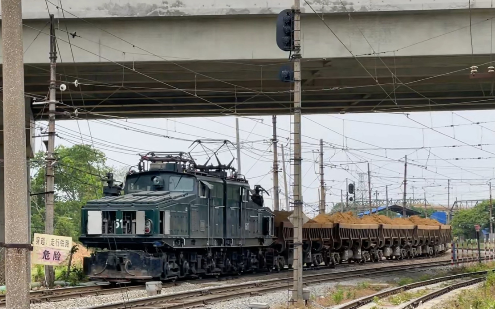 马钢南山矿韶峰牌"大鳄鱼"电机车驶过s205围乌路立交桥下