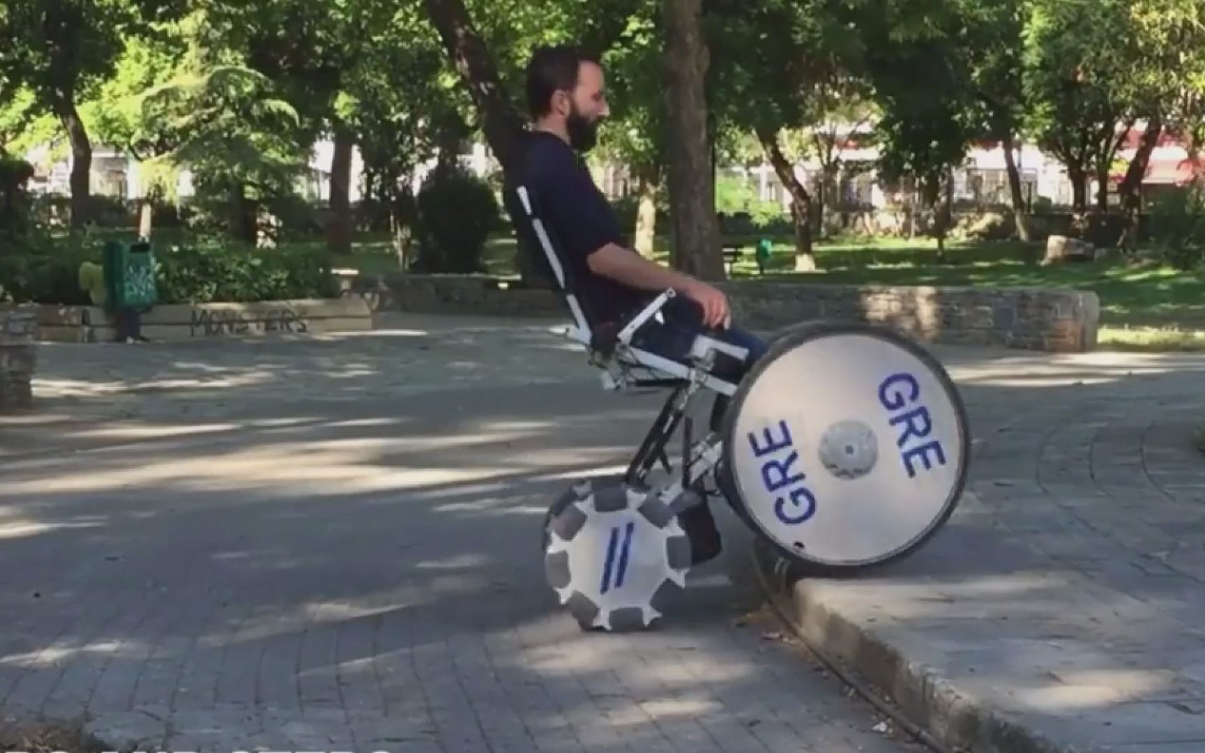 轮椅中的坦克,让残疾人站着跑,轻松上楼梯,还能玩漂移