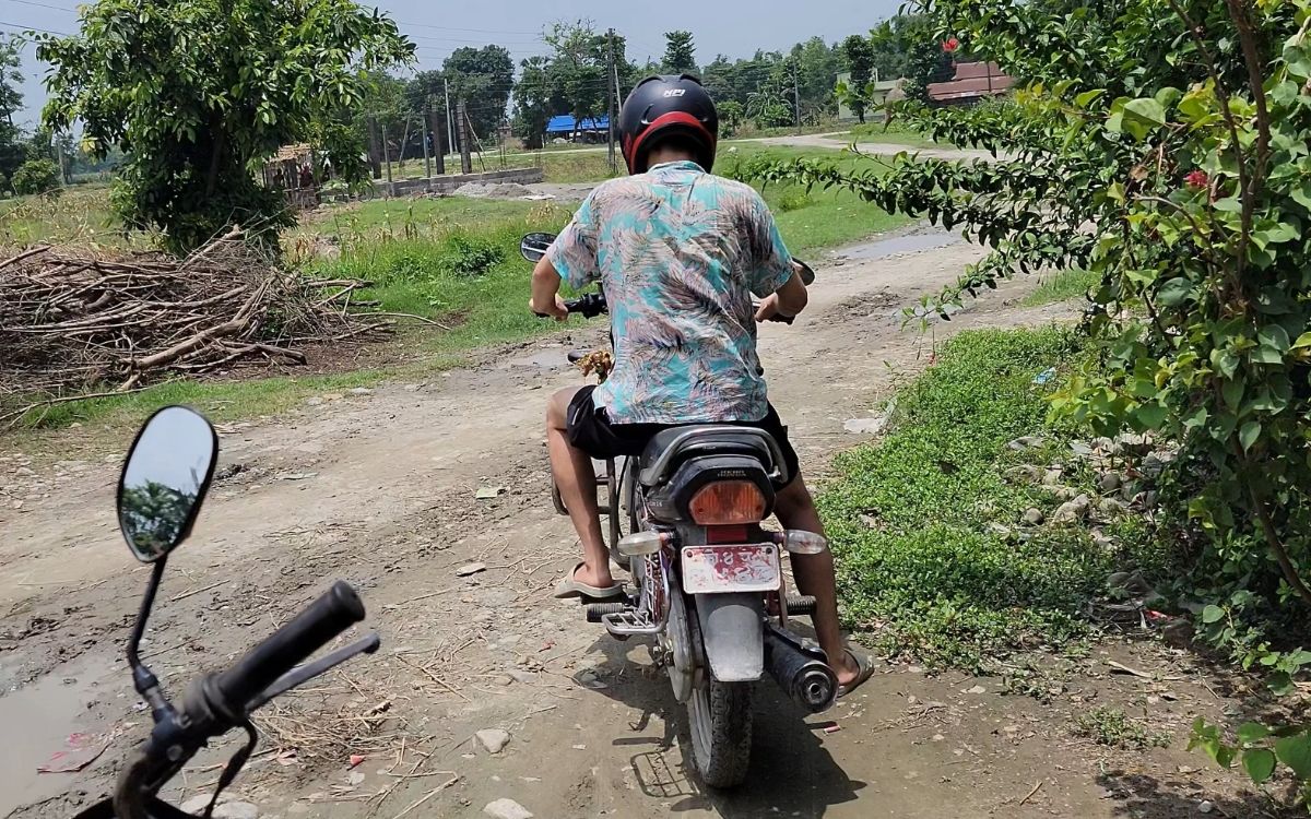 小姜试骑尼泊尔女友阿优莎家摩托车,看看和中国摩托车有什么不同