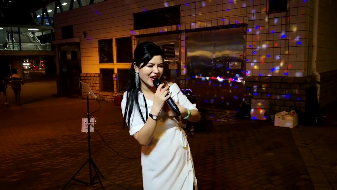 香港街头歌手小红演唱歌曲,人美歌甜收到好多钞票