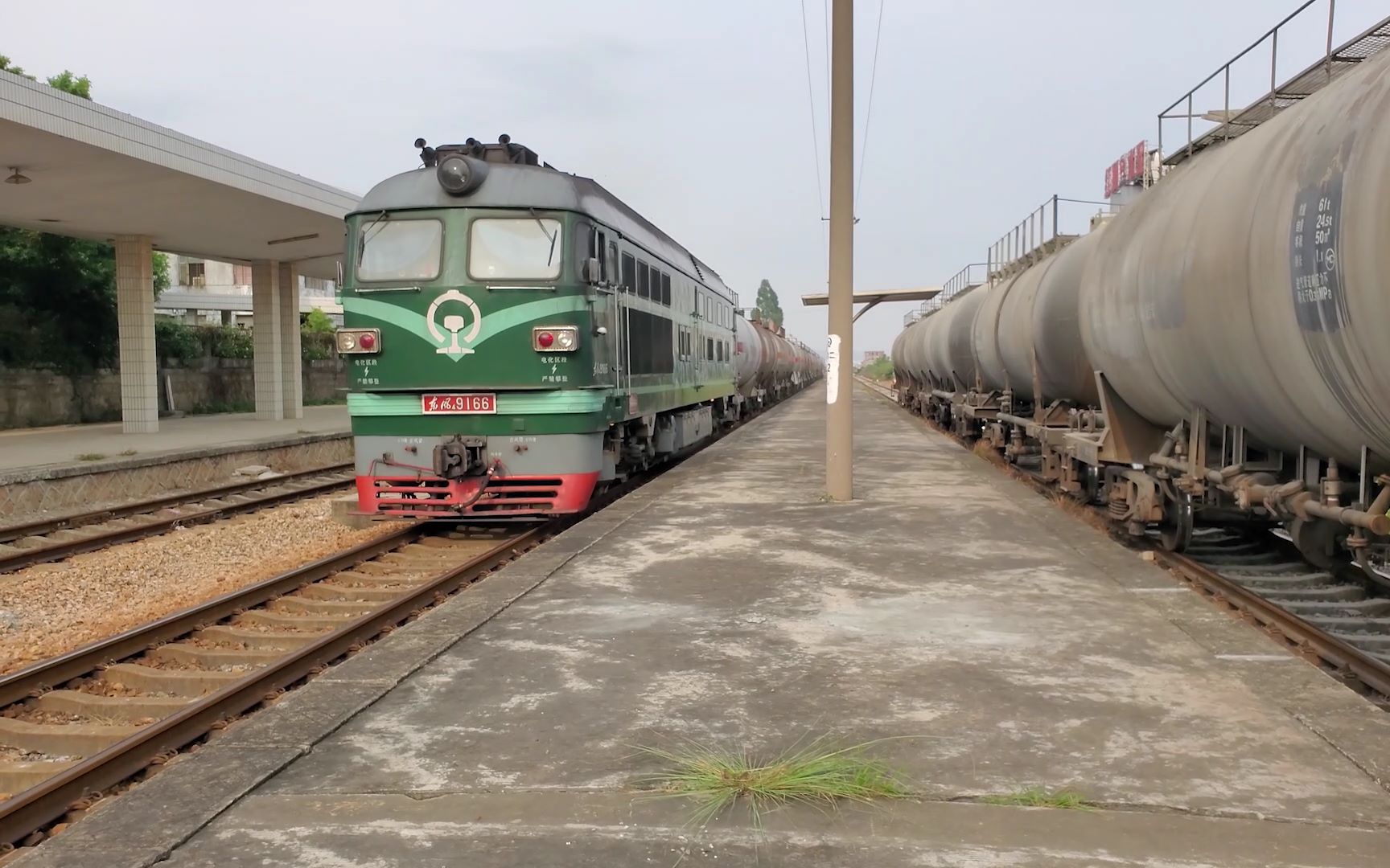 漳泉肖线惠安南站df4b牵引肖厝炼油厂油罐车通过