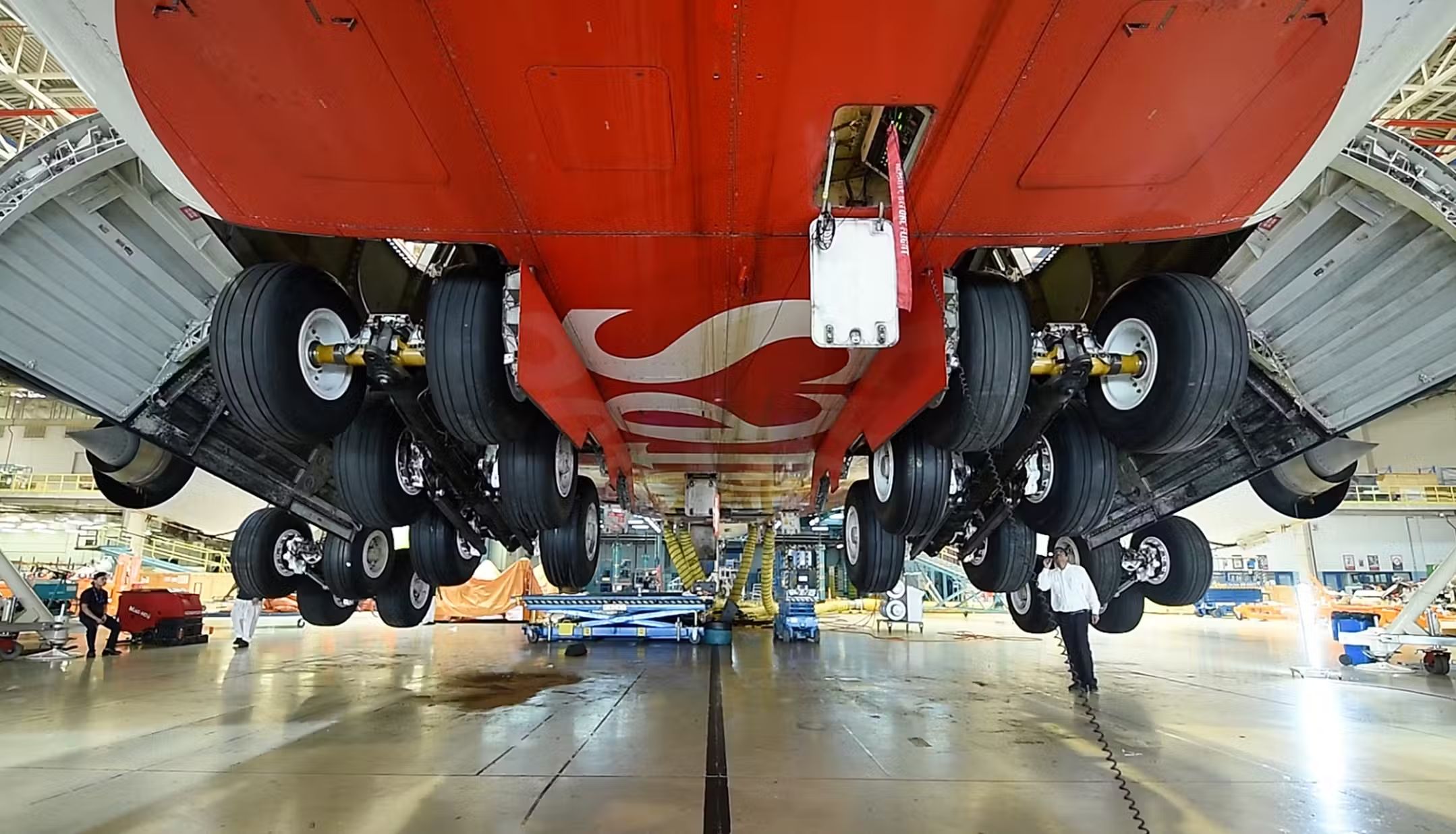 近距离观察世界最大客机,空客a380起落架测试