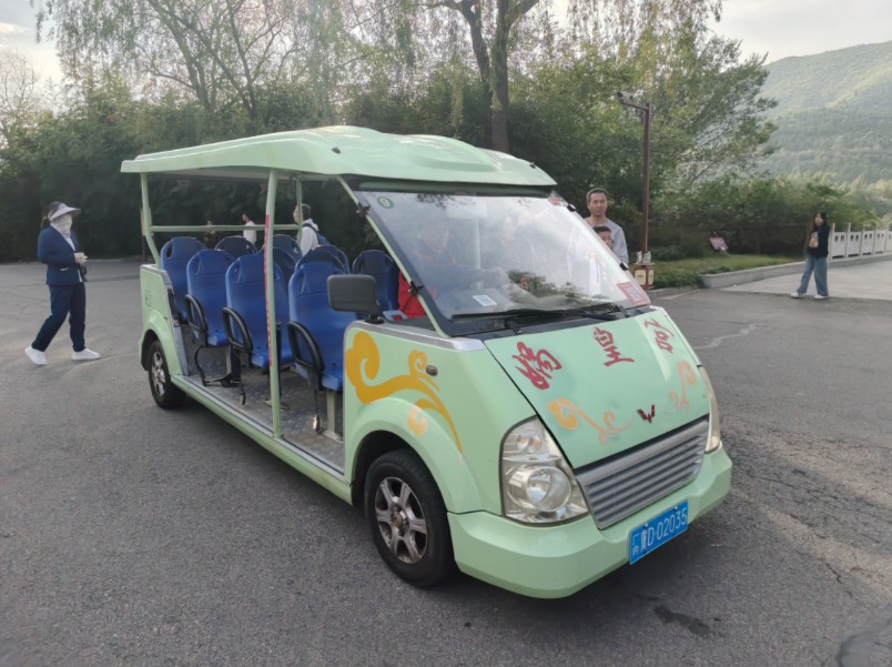 娲皇宫景区摆渡车上山方向全程前方