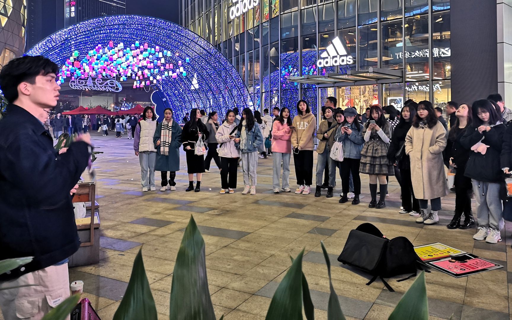 长沙德思勤的夜晚,蕴藏着不少卖艺人,围观美女个个颜值逆天哔哩哔哩bilibili