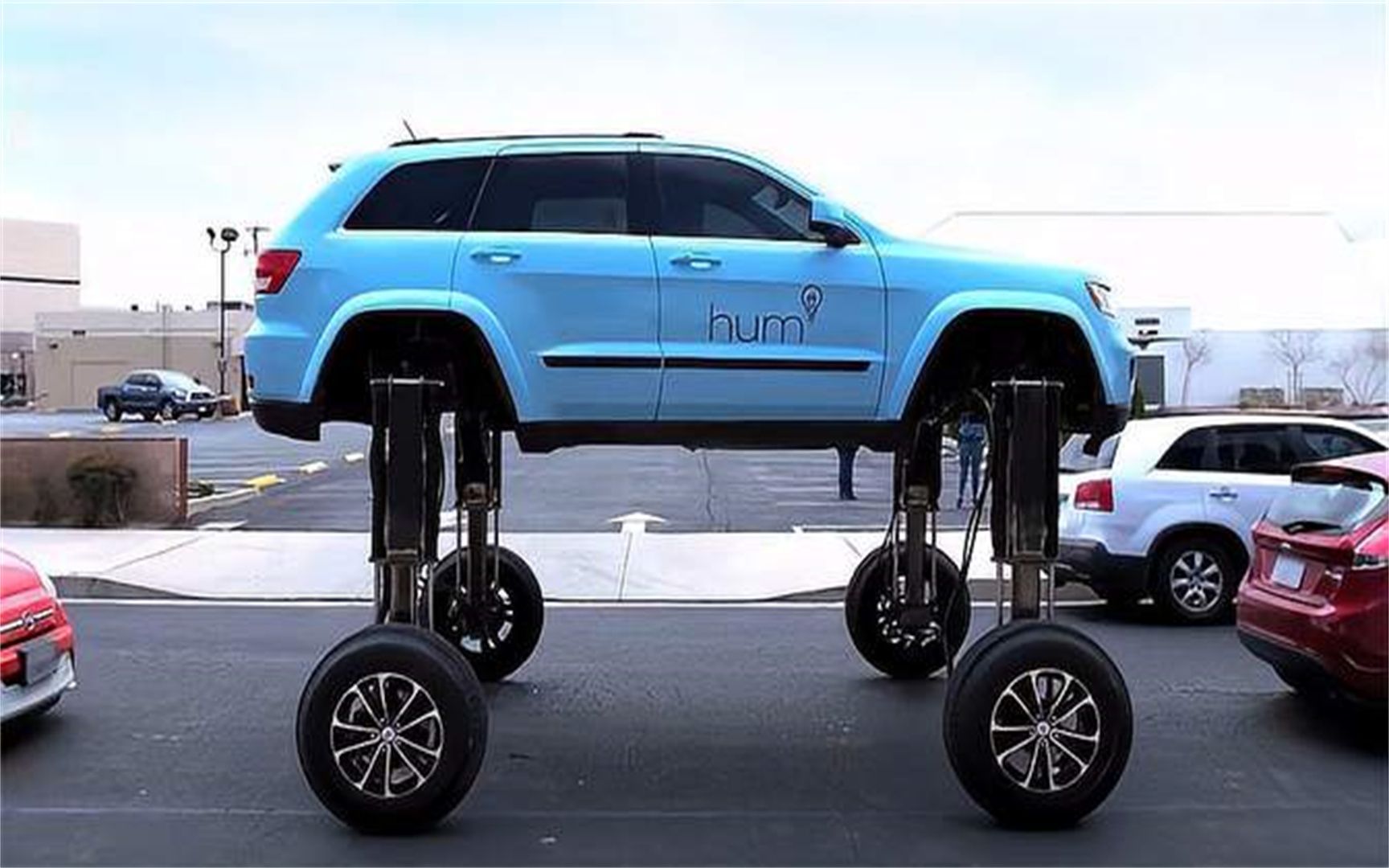 奇特的新型长腿汽车,瞬间长高2米,遇到堵车不再怕1