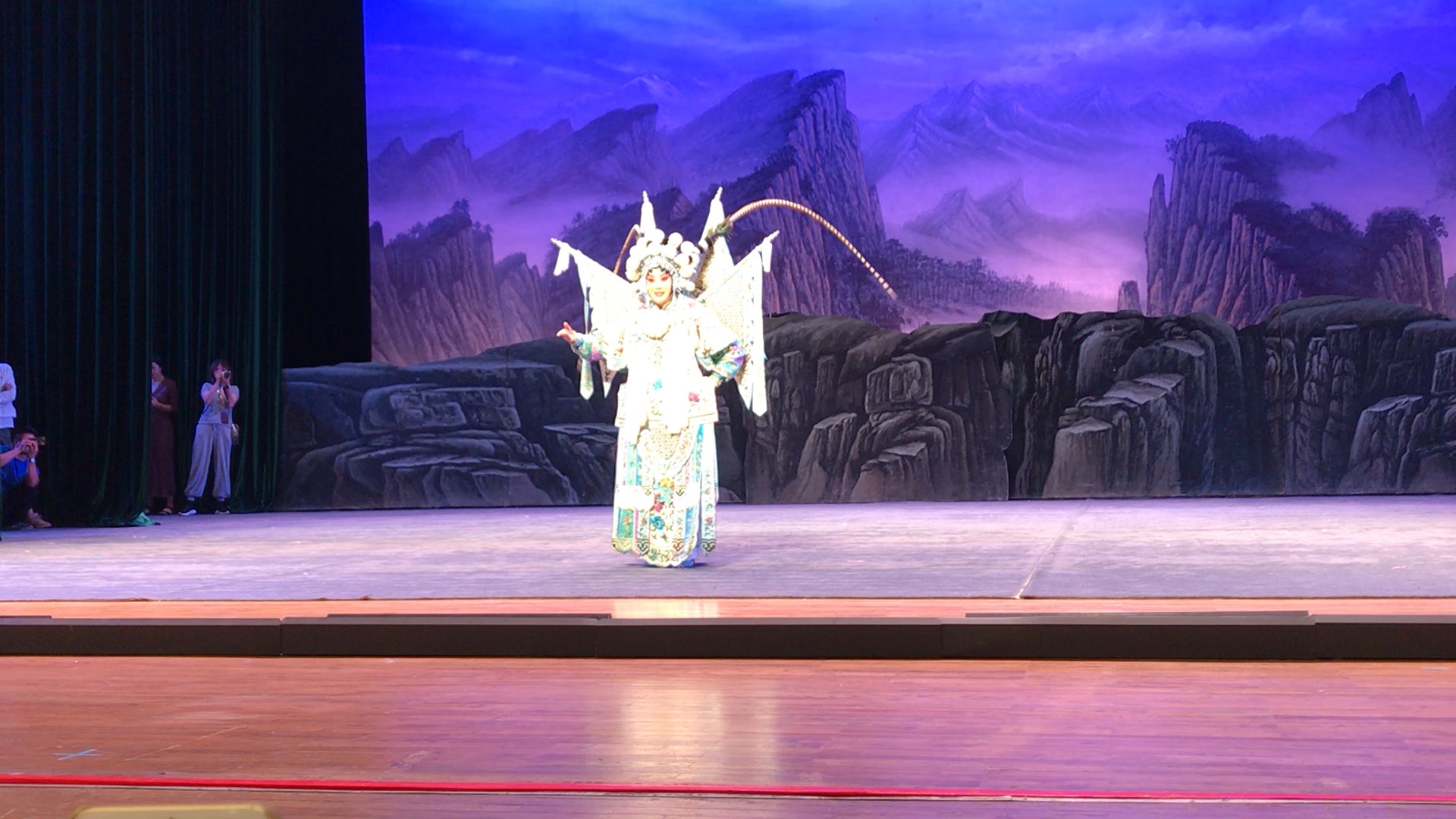 2019623艳尊在武汉洪山礼堂演出杨门女将返场演唱穆桂英挂帅