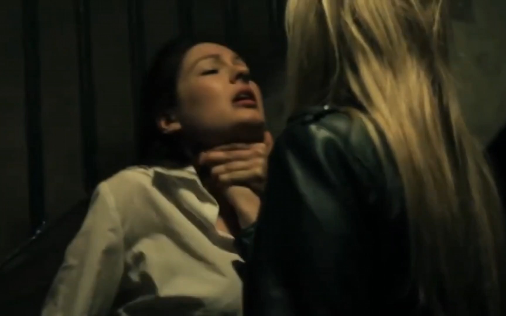 黑色皮衣女杀手掐死目标