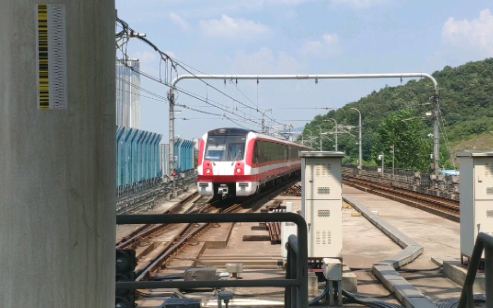 南京地铁2号线经天路站进站