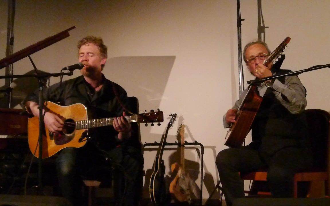 [图]Glen Hansard & Javier Mas - Famous Blue Raincoat, Praha, 17.04.2017