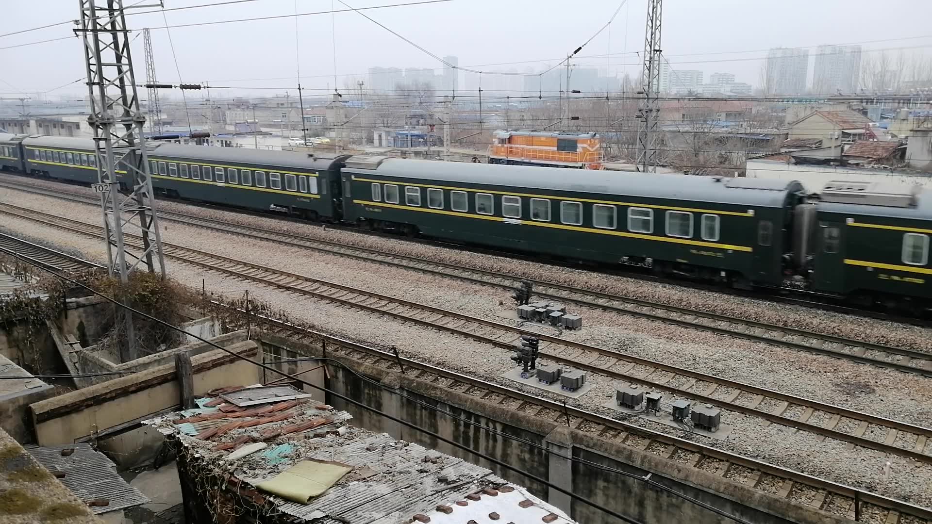 电客z303通过,列尾有原色25t