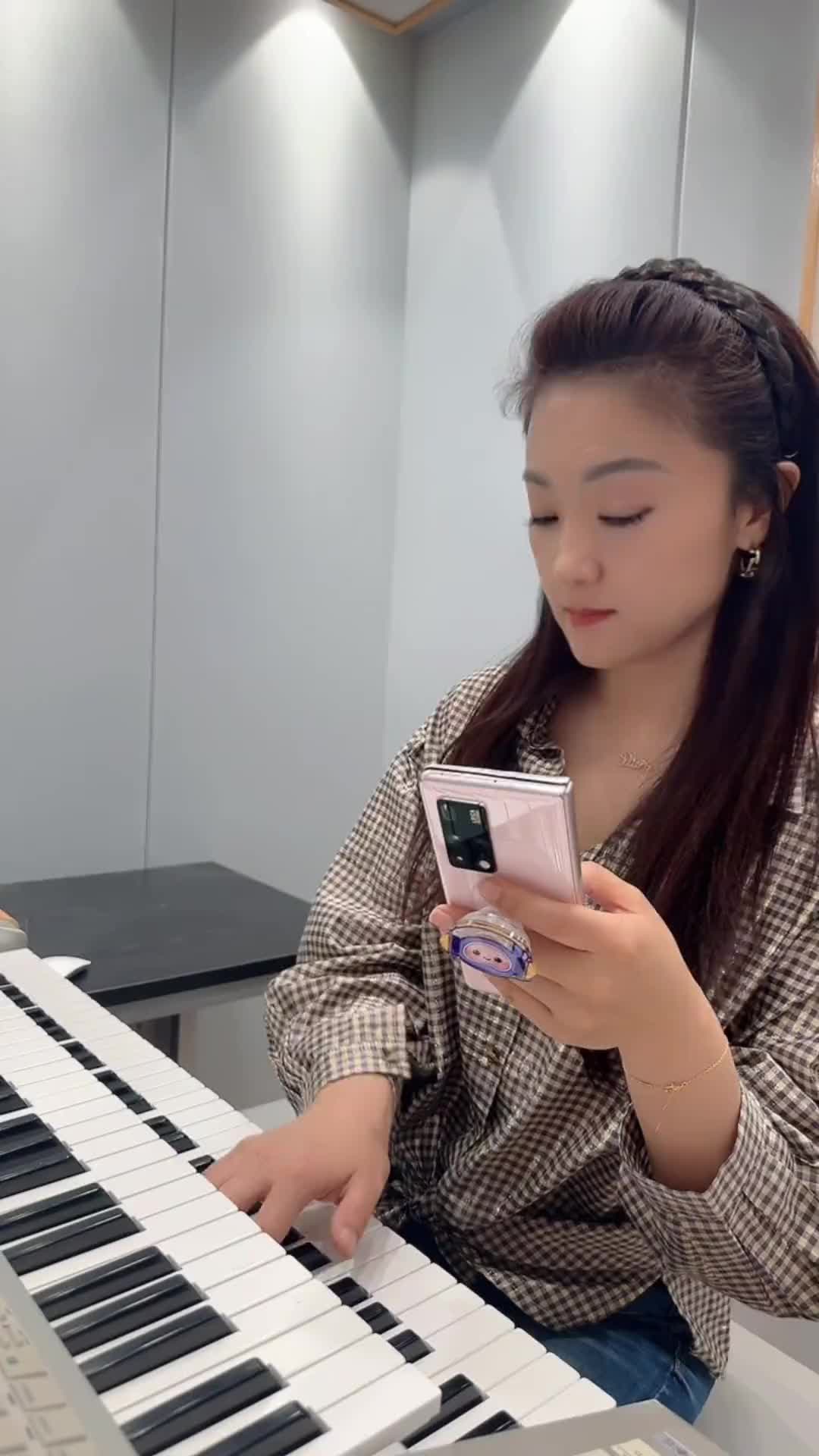 弹唱大作品时发生了小意外挖呀挖呀挖母亲节快乐王小玮双排键