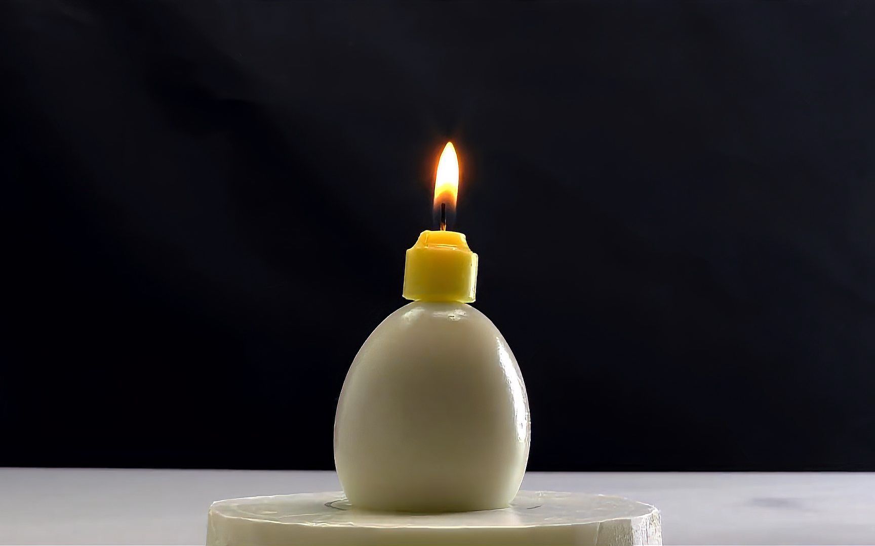 将鸡蛋上的蜡烛点燃后,有趣的科学现象发生了,这是什么原理?