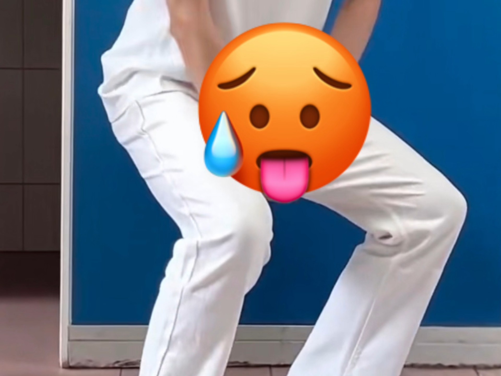 小哥哥挑战憋尿一整天