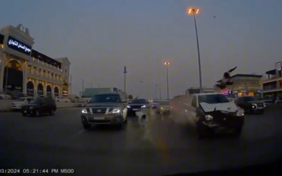 [图]⚠️Accident#Two men run over on Saudi Arabian highway