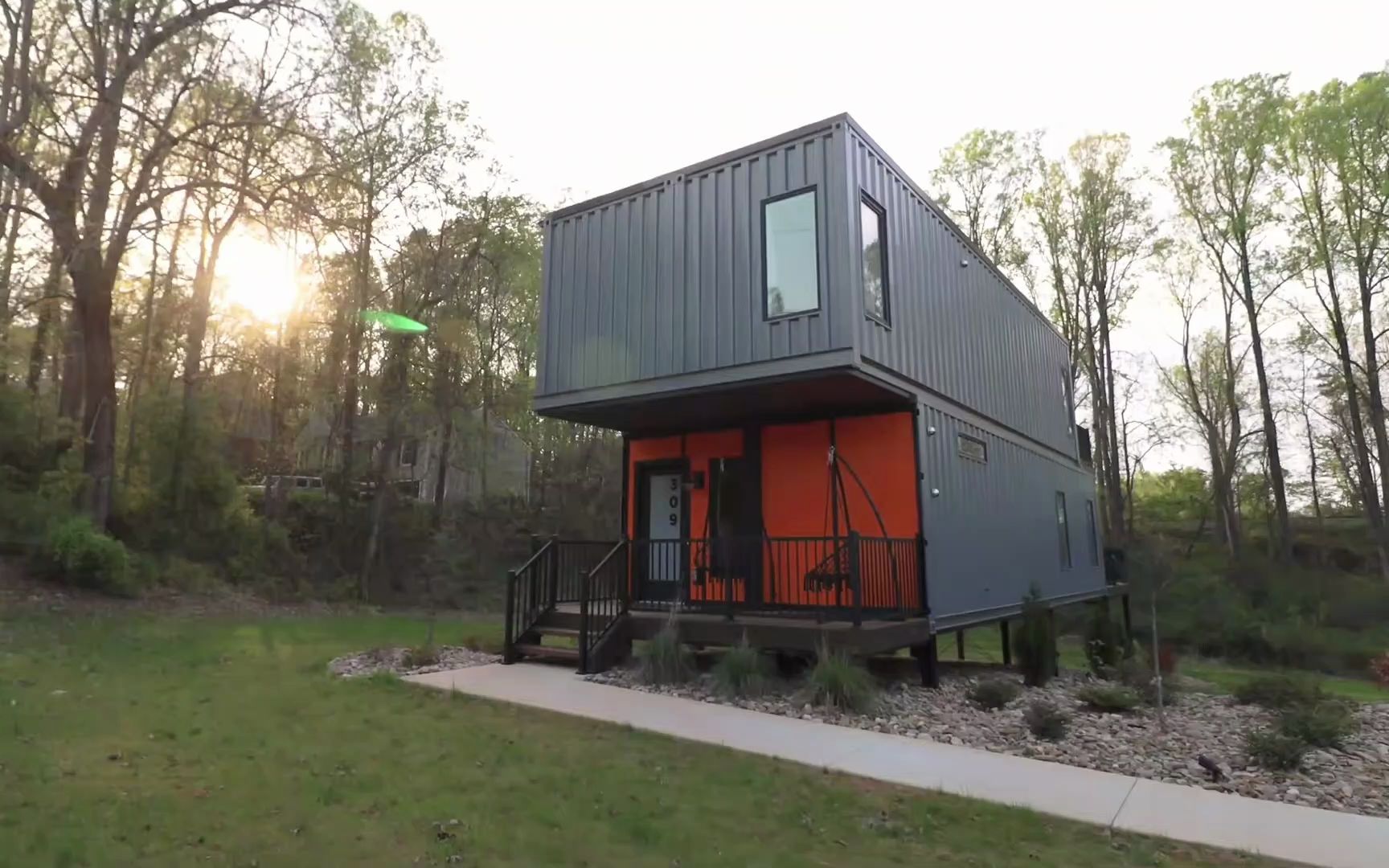 国外小哥用集装箱建造的二层小楼