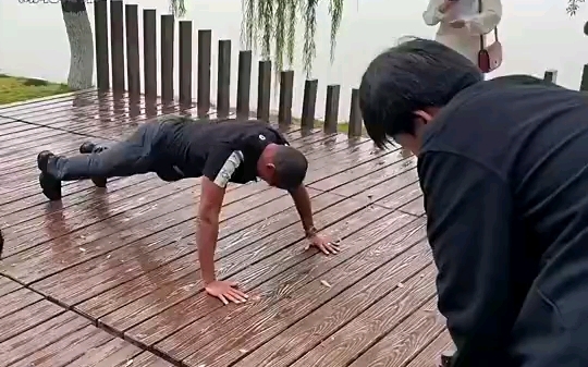 巴西传奇球星里瓦尔多现身武汉,一口气做了40个俯卧撑