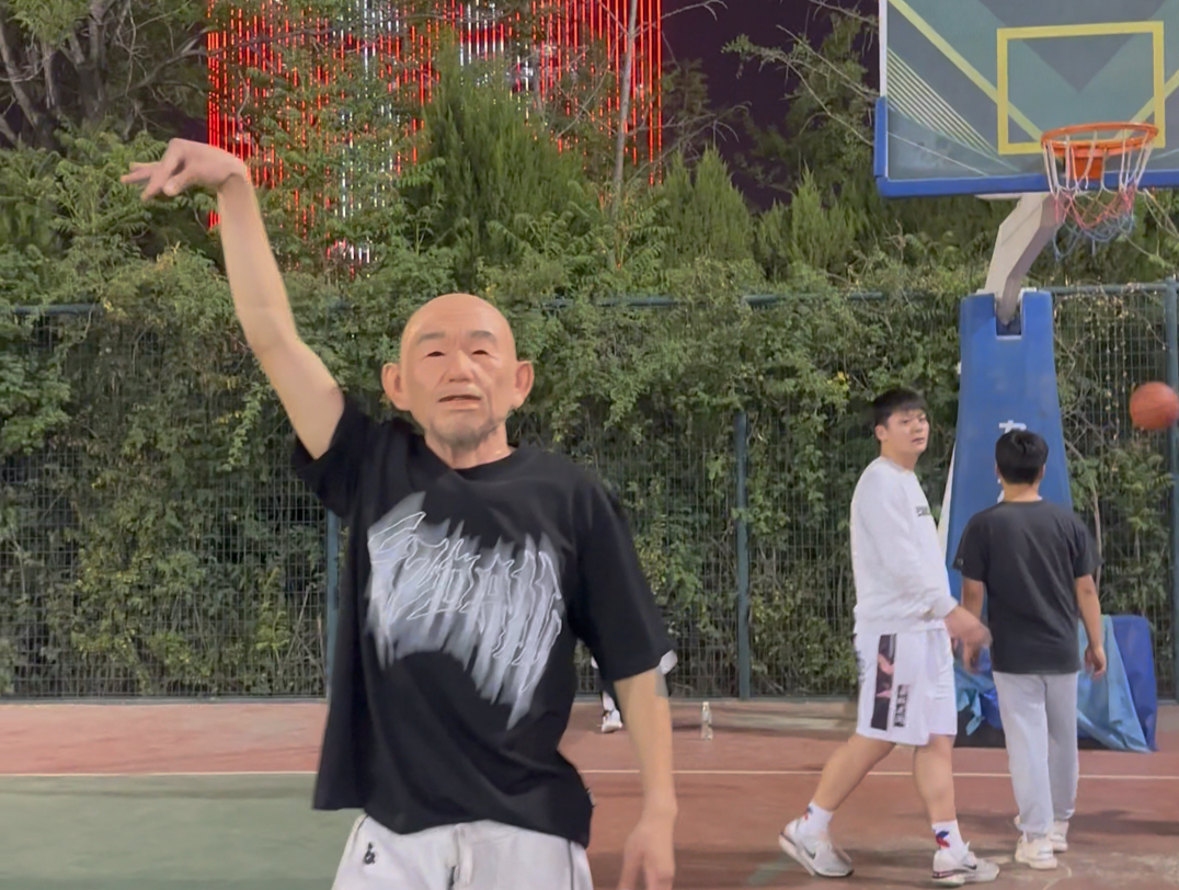 大爷去野球场打野