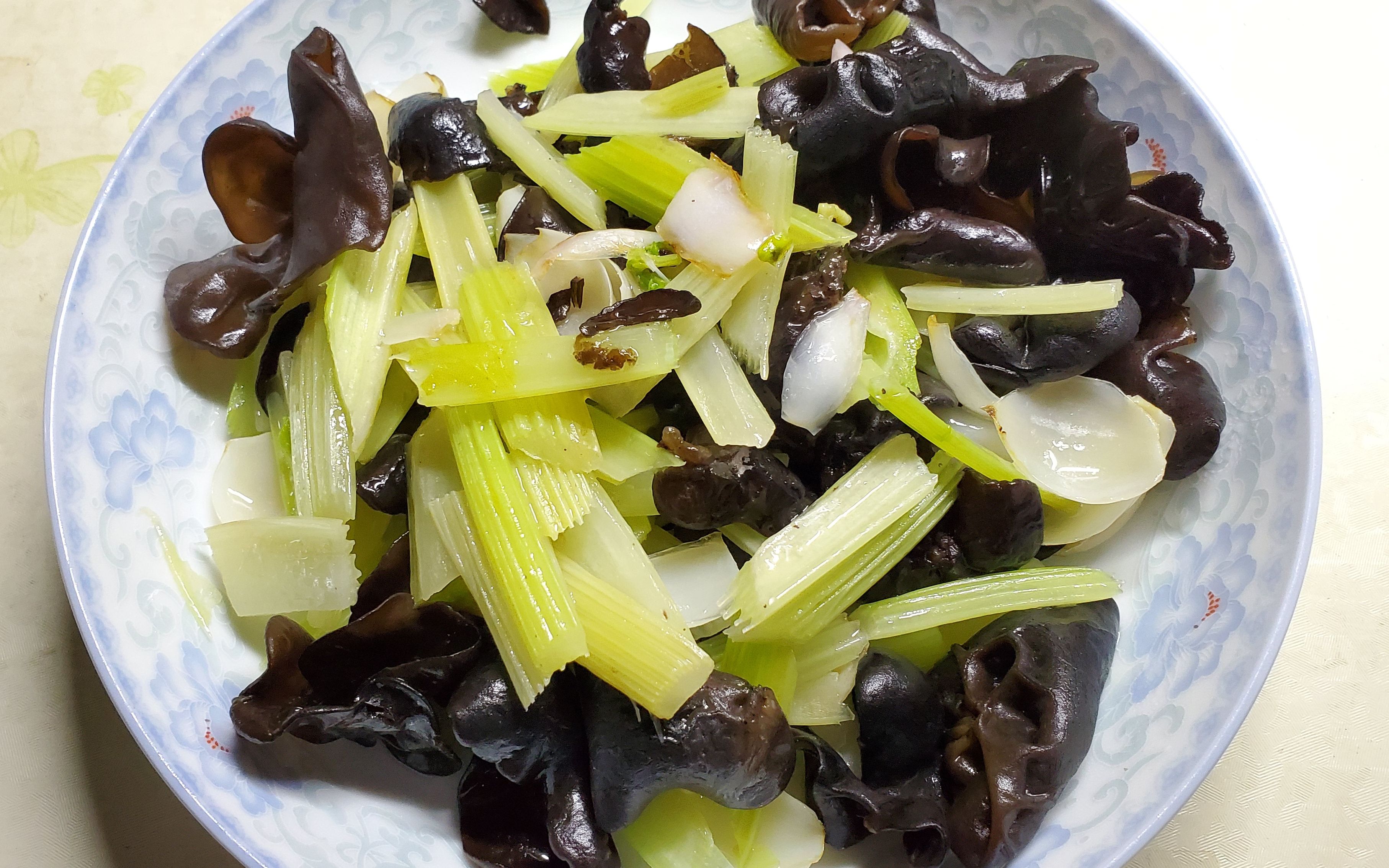小l家常菜|西芹木耳炒百合,简单又美味