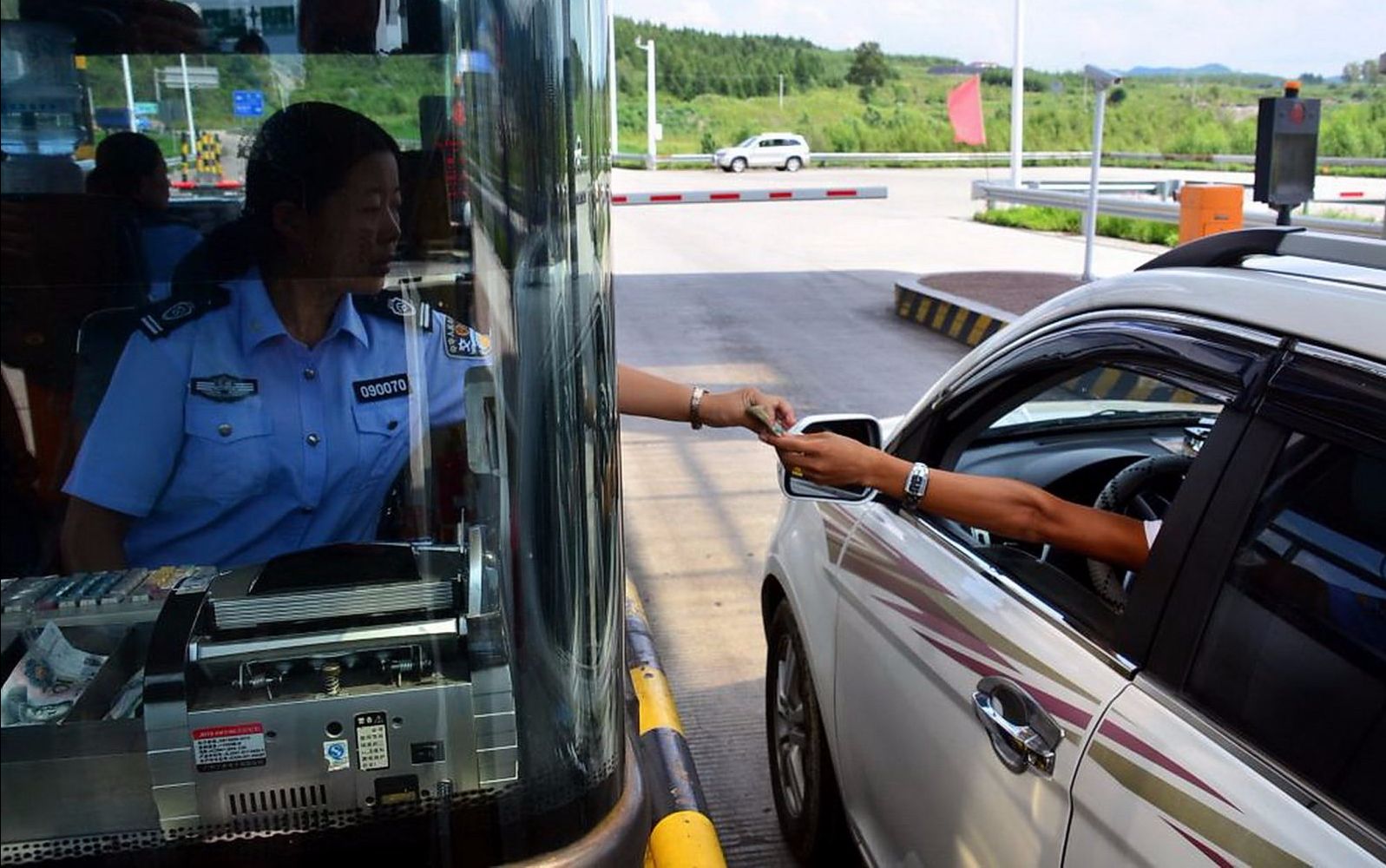 [图]中国高速公路收费，美国高速公路不收费！——看了看，我还是选择收费的吧！