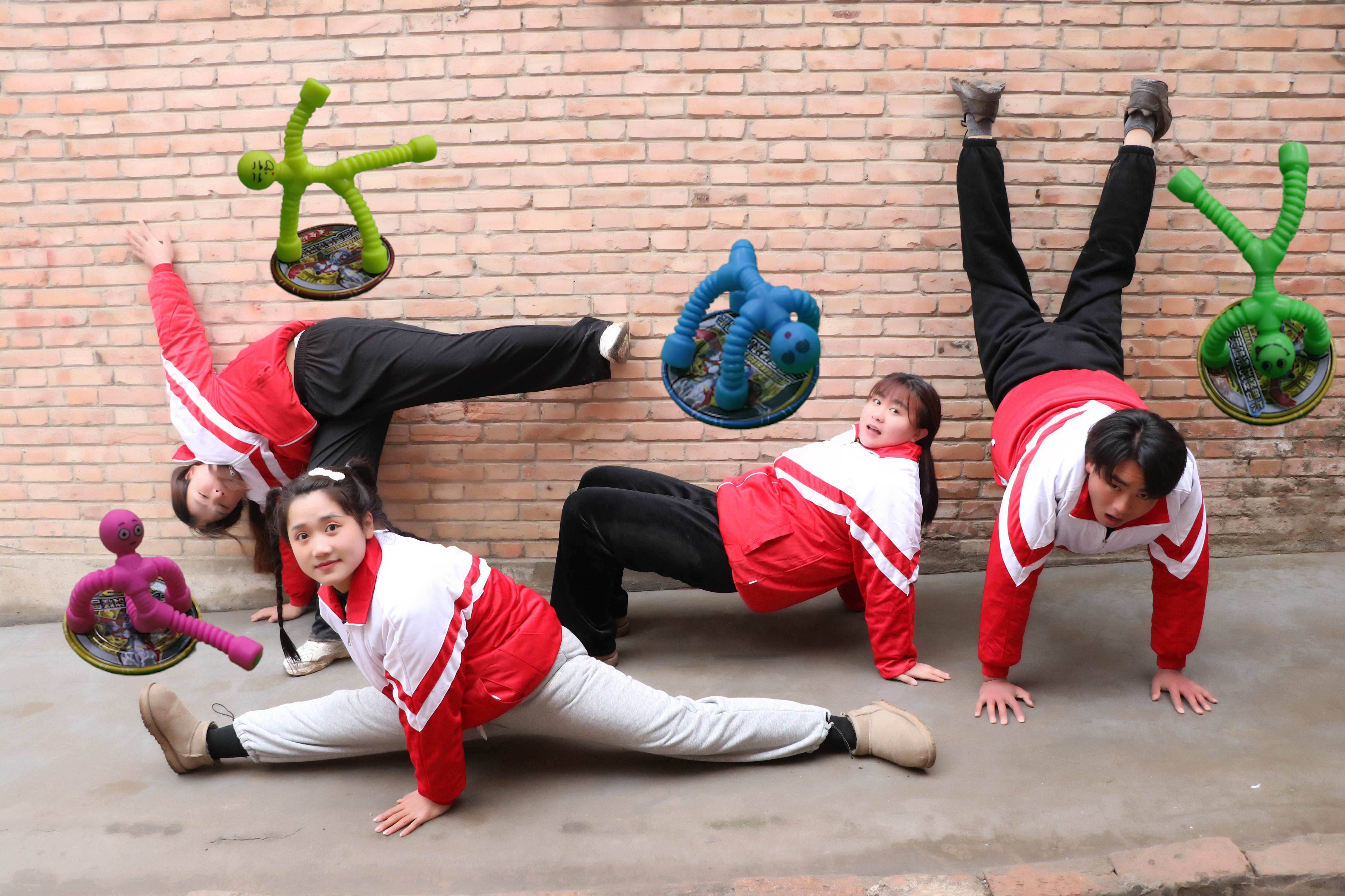 小伙伴们模仿百变磁铁人动作,婷婷竟然要180度大劈叉,太厉害了