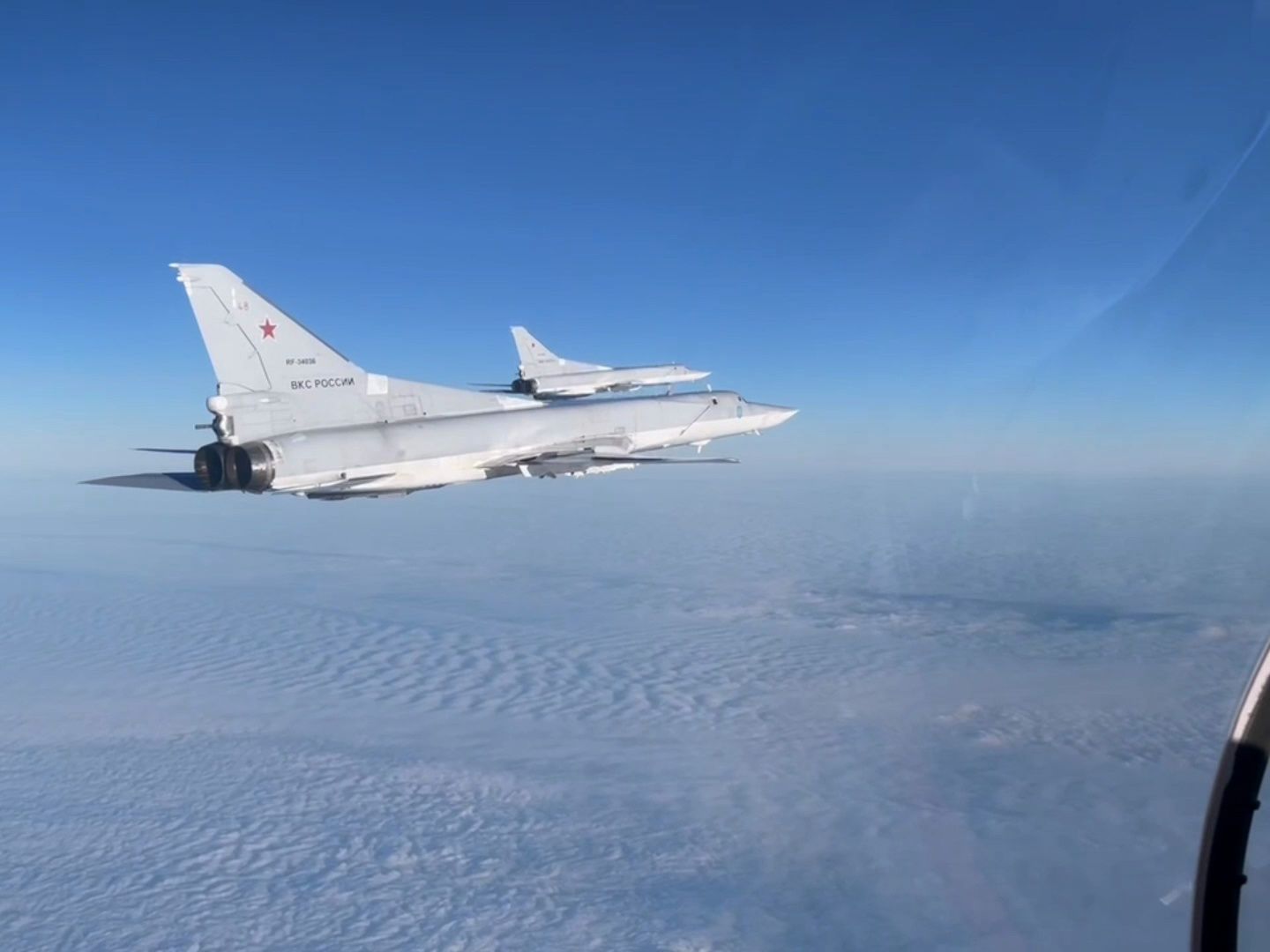 12月16日,苏30战斗机在护航t22时遭到北约多架军机拦截