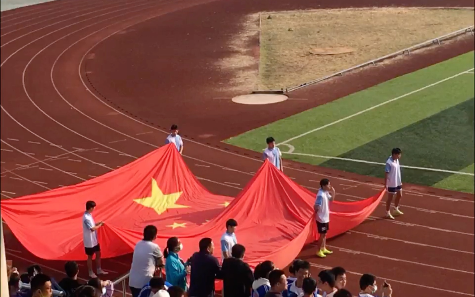 [图]少年在奔跑，红旗在飘扬！