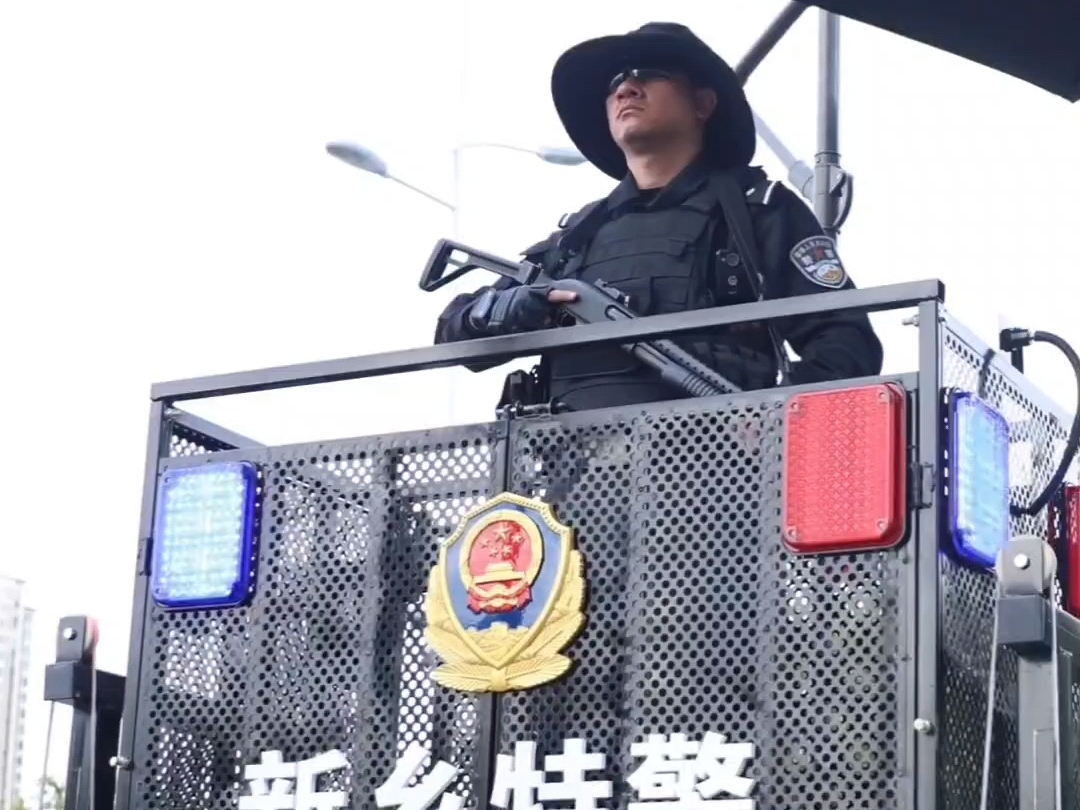 安全感拉满！国庆期间#新乡胖东来，特警集结守护八方游客。#胖东来 #国庆打卡胖东来 #国庆打卡好去处 #国庆出游