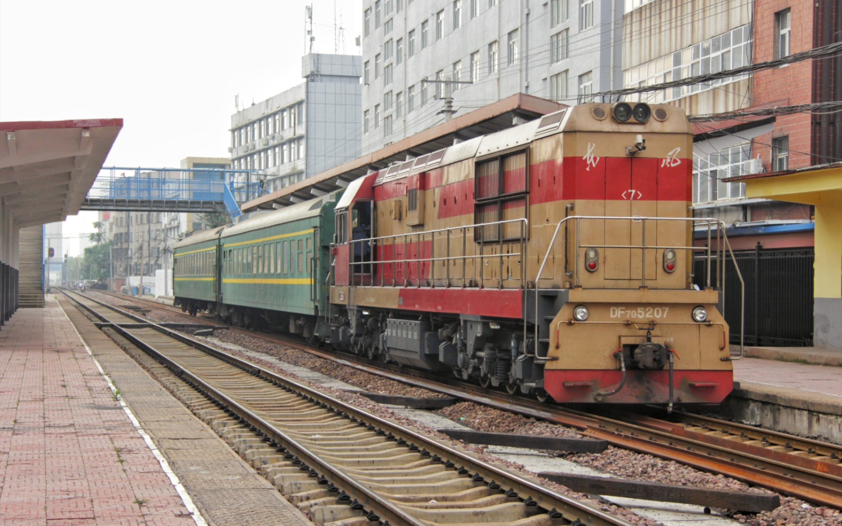 【中国铁道】平煤铁路-矿区通勤客车由中心站发车