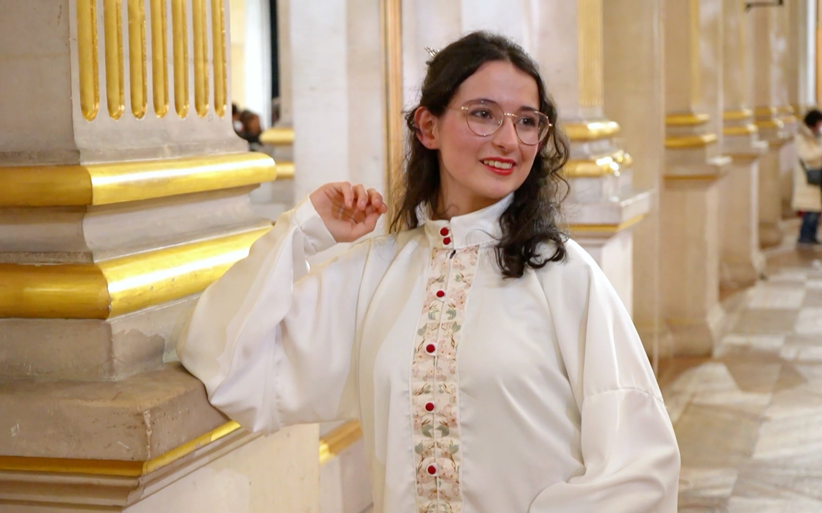 法国女生在巴黎市政府穿汉服庆祝中国新年