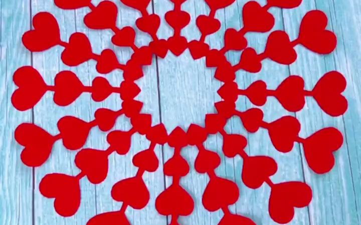 画四个小爱心,就可以剪美美的窗花,你也试试吧!超级简单哦!