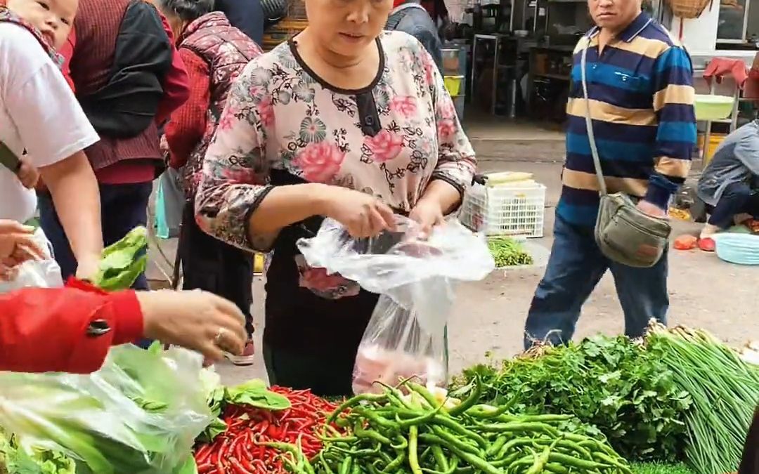 家和万事兴”这句话代表了是一家人,真希望家庭能幸福下去……,也许,是我不够优秀.......哔哩哔哩bilibili