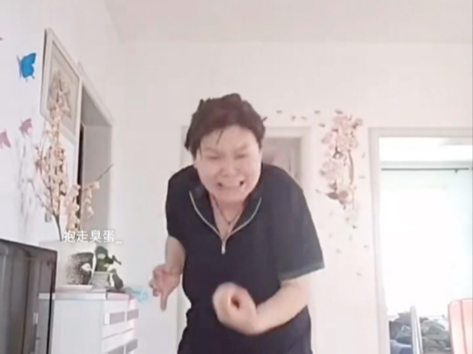 没好嘚瑟!郭子杂耍失败!