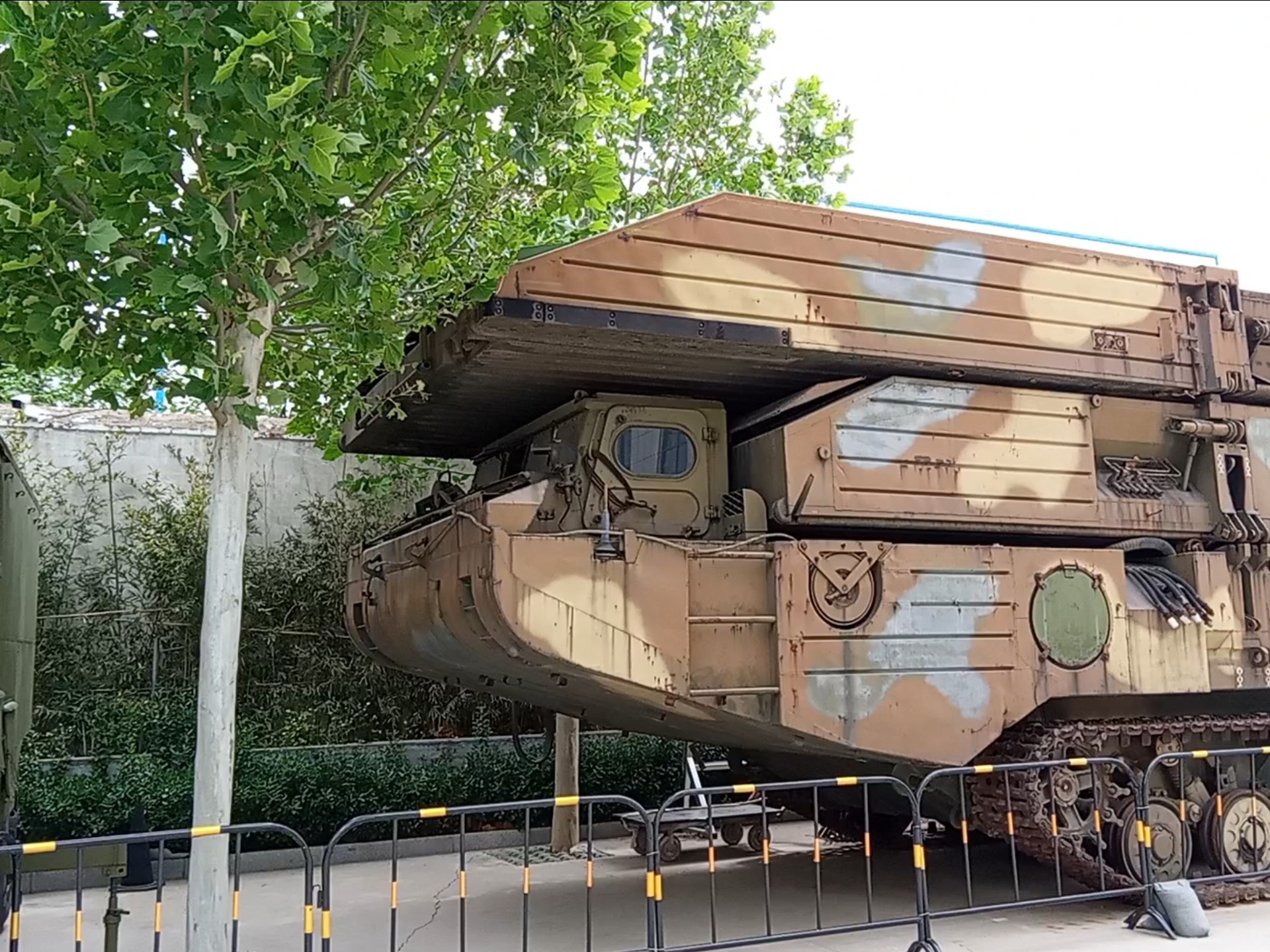 这是什么车兄弟们,看着像搭桥铺路的,专业名称叫啥