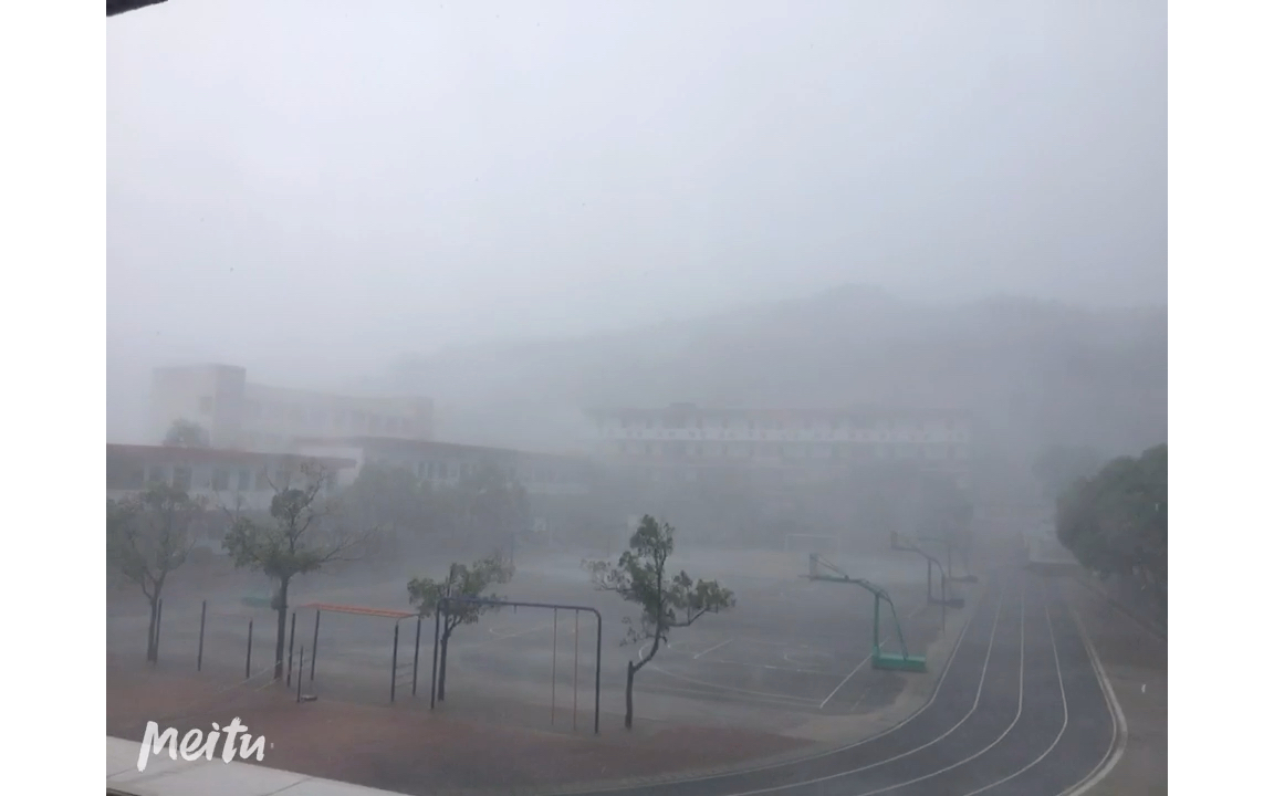 [图]暴雨侵袭时的学校