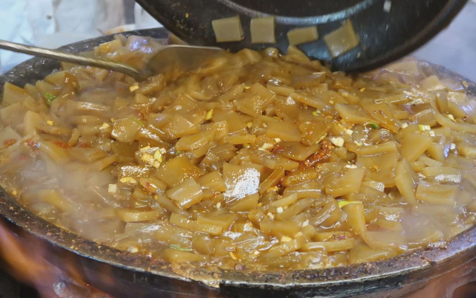 实拍开封夜市最火爆小吃,队伍能排10米长,4小时轻松收入1000元