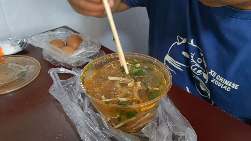 一碗牛肉粉丝三个茶叶蛋今天的早餐很过瘾