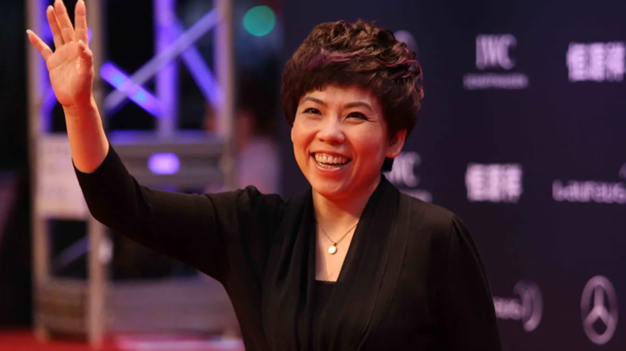 邓亚萍一家三口打球,16岁儿子比爸爸壮硕,小小年纪就拿冠军