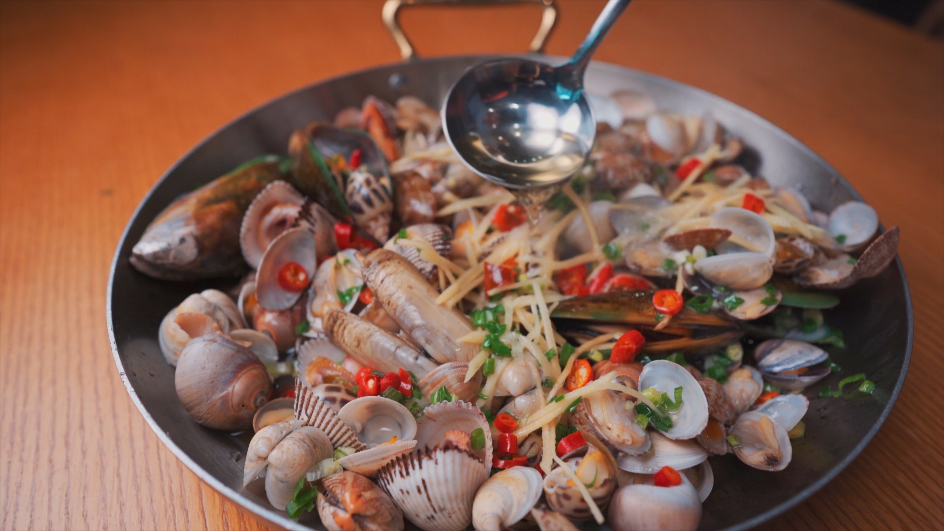 今天我们做点简单好吃的葱油小海鲜,配方在片尾,喜欢的朋友可以试试!