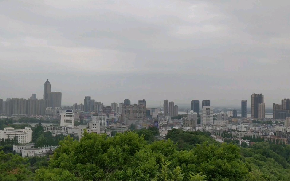 [图]站在芜湖赭山塔顶看芜湖市区美景！长江边秀气小城芜湖，赭山美景如画！纪念！