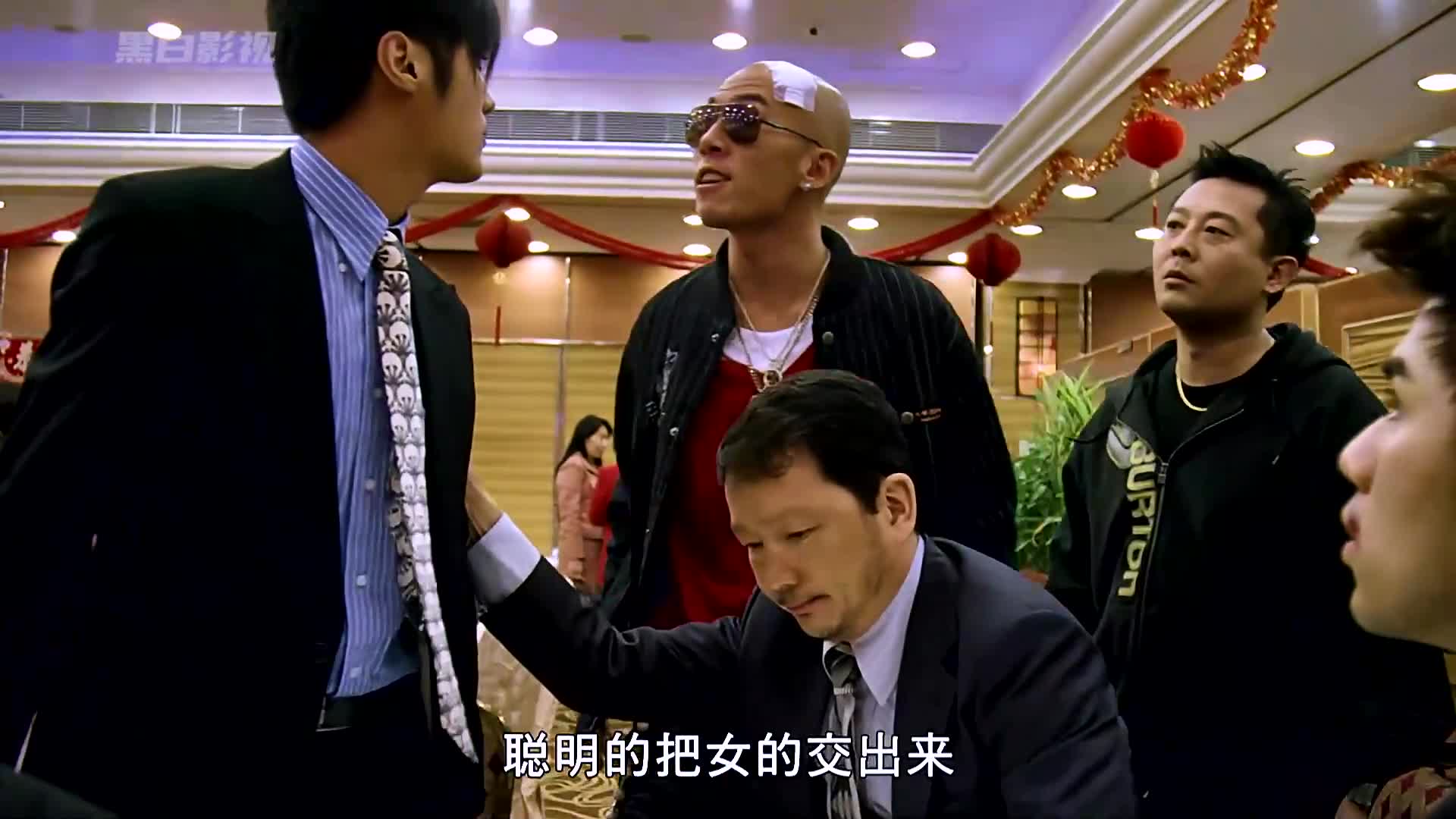 一口气看完《黑白战场》,跟着龟哥混,一天挨三顿