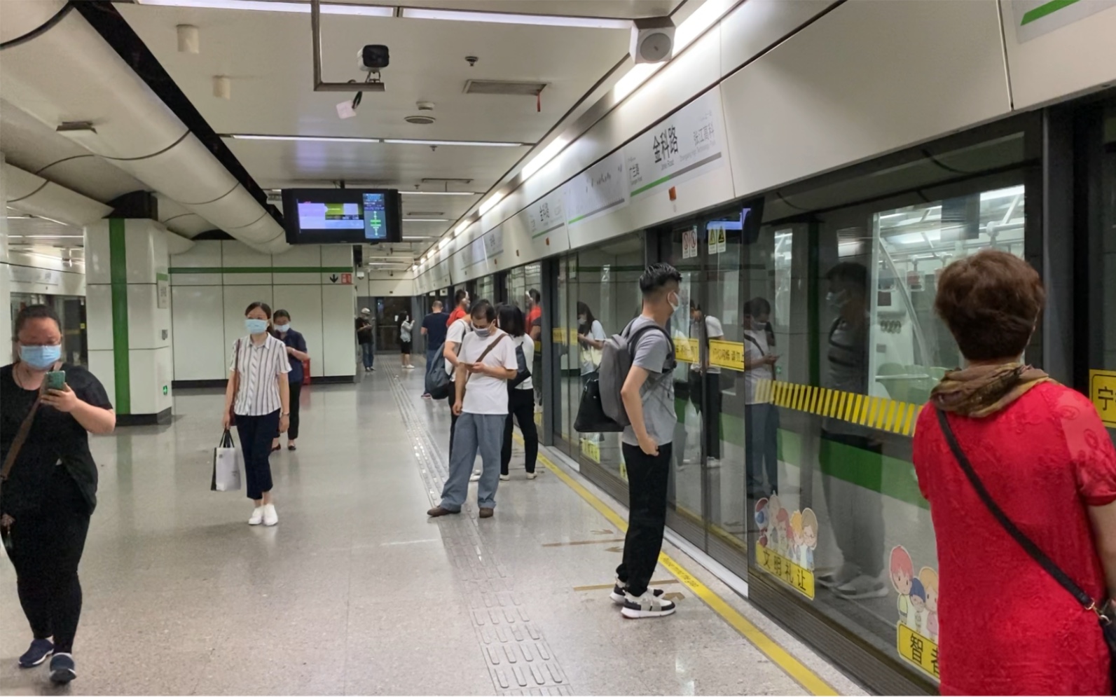 上海地铁2号线02a02型列车金科路站出站